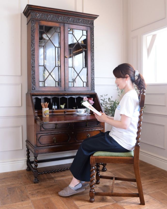 ビューロー　アンティーク家具　ビューローブックケース　あっという間に自分だけの贅沢デスク扉を前に倒すとデスクが登場。(q-2273-f)