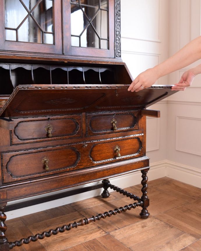 ビューロー　アンティーク家具　ビューローブックケース　あっという間にデスクに変身扉を前に倒すだけで、あっという間にデスクが登場！どんな場所にも似合う「魅せるデスク」です。(q-2273-f)