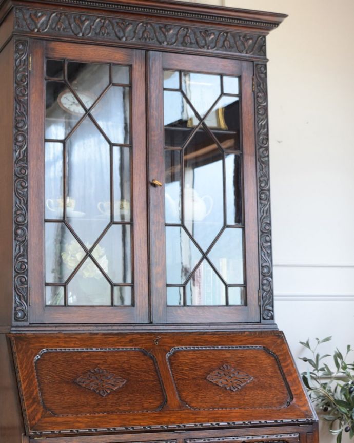 ビューロー　アンティーク家具　ビューローブックケース　英国アンティークらしいガラス扉の美しさデスクの上はガラス扉のキャビネット。(q-2273-f)