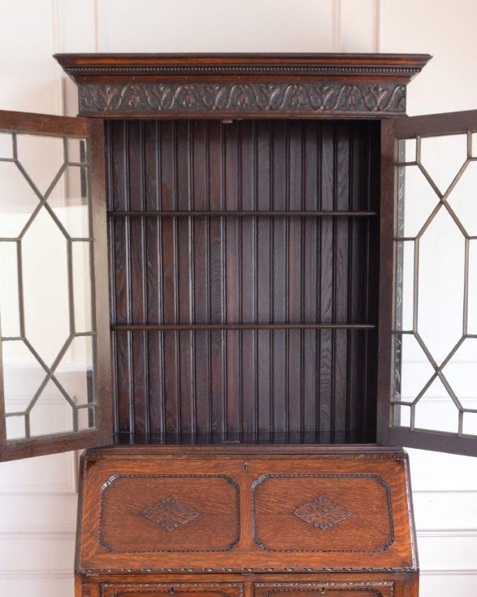 ビューロー　アンティーク家具　ビューローブックケース　美しいガラス扉の中身は･･･専門の職人がしっかり修復したので、扉の中もこんな感じでキレイです。(q-2273-f)