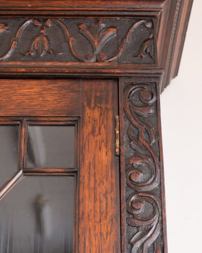 ビューロー　アンティーク家具　ビューローブックケース　惚れ惚れしちゃう美しさこんなに堅い無垢材に一体どうやって彫ったんだろう？と不思議になるくらい細かい彫にうっとりです。(q-2273-f)