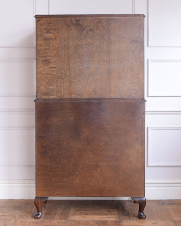 チェストの後ろ姿