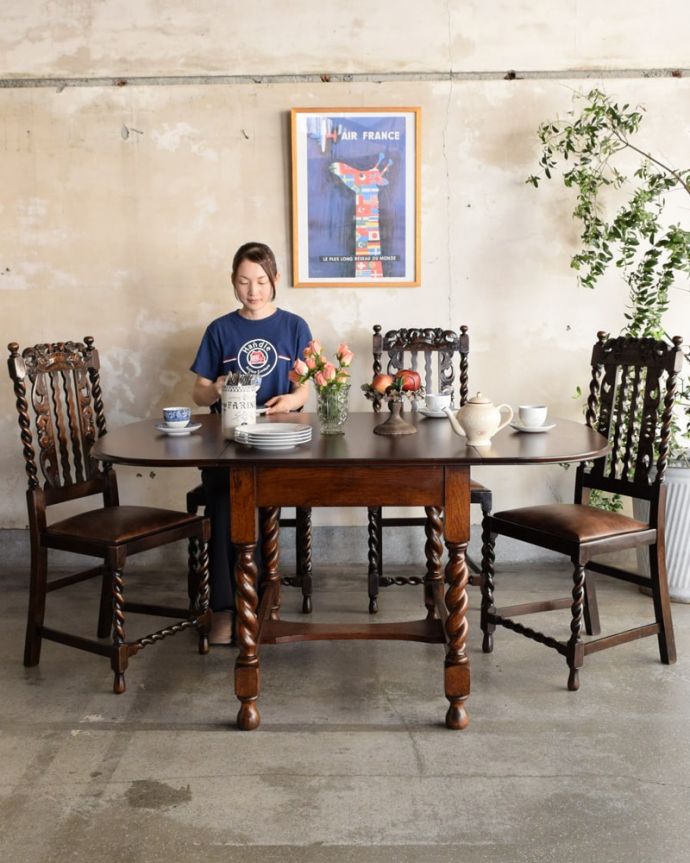 アンティークのテーブル　アンティーク家具　ドロップリーフテーブル　蝶の羽がモチーフになった美しいテーブルまるで蝶々が羽を広げるように折りたたみが出来るところから名前が付けられた「バタフライ（蝶々）テーブル」。(q-2275-f)