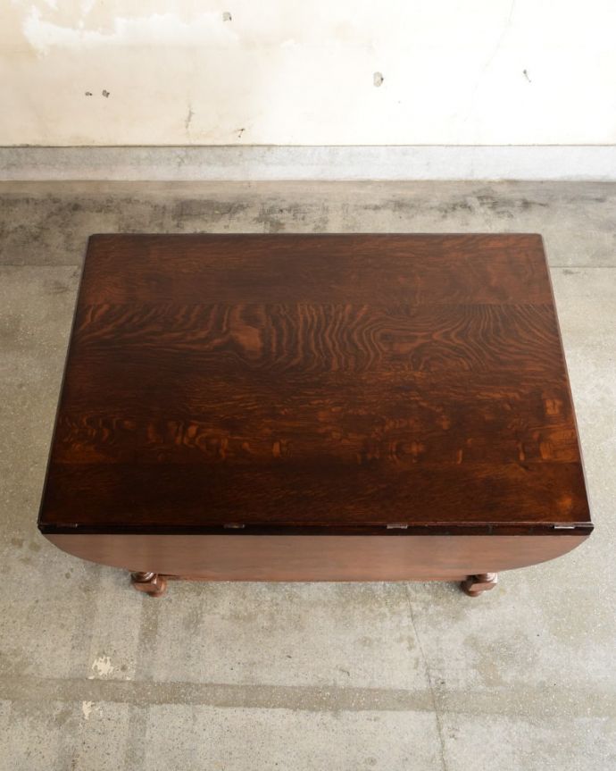 アンティークのテーブル　アンティーク家具　ドロップリーフテーブル　畳むとこんなにスリムなサイズリーフを閉じた状態のテーブルを上から見るとこんな感じ。(q-2275-f)