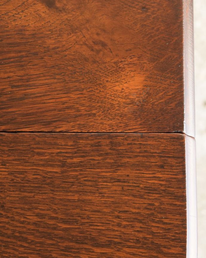 アンティークのテーブル　アンティーク家具　ドロップリーフテーブル　近づいて見てみると･･･時間と手間暇を掛けて職人が丁寧にお直しした天板は、木目も美しいんです。(q-2275-f)