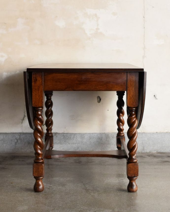 アンティークのテーブル　アンティーク家具　伸張式のアンティーク英国家具、天板の縁どりも美しいバタフライテーブル。横から見てみると･･･リーフを畳めばとてもコンパクト。(q-1904-f)