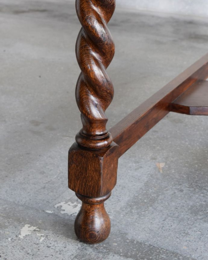 アンティークのテーブル　アンティーク家具　ドロップリーフテーブル　持ち上げなくても移動できます！Handleのアンティークは、脚の裏にフェルトキーパーをお付けしていますので、持ち上げなくても床を滑らせて移動させることが出来ます。(q-2275-f)