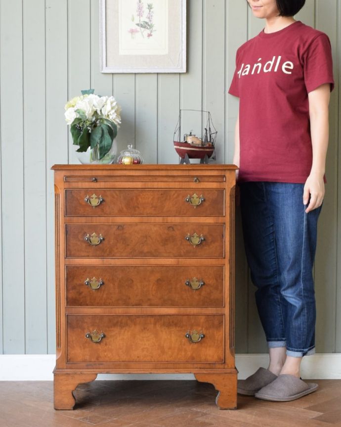 アンティークのチェスト　アンティーク家具　チェスト　大人の雰囲気が漂う人気のアンティークチェストアンティークだから手に入れることが出来る素材の質の良さを際立たせてくれるシンプルなデザイン。(q-2276-f)