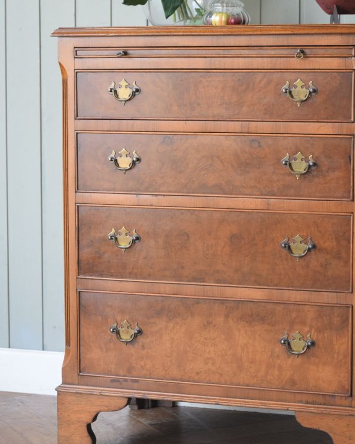 アンティークのチェスト　アンティーク家具　チェスト　見た目はもちろん、実用的に使って楽しみましょうアンティークのチェストは、見た目の木の美しさはもちろん、たっぷり収納も出来る実力派なんです。(q-2276-f)