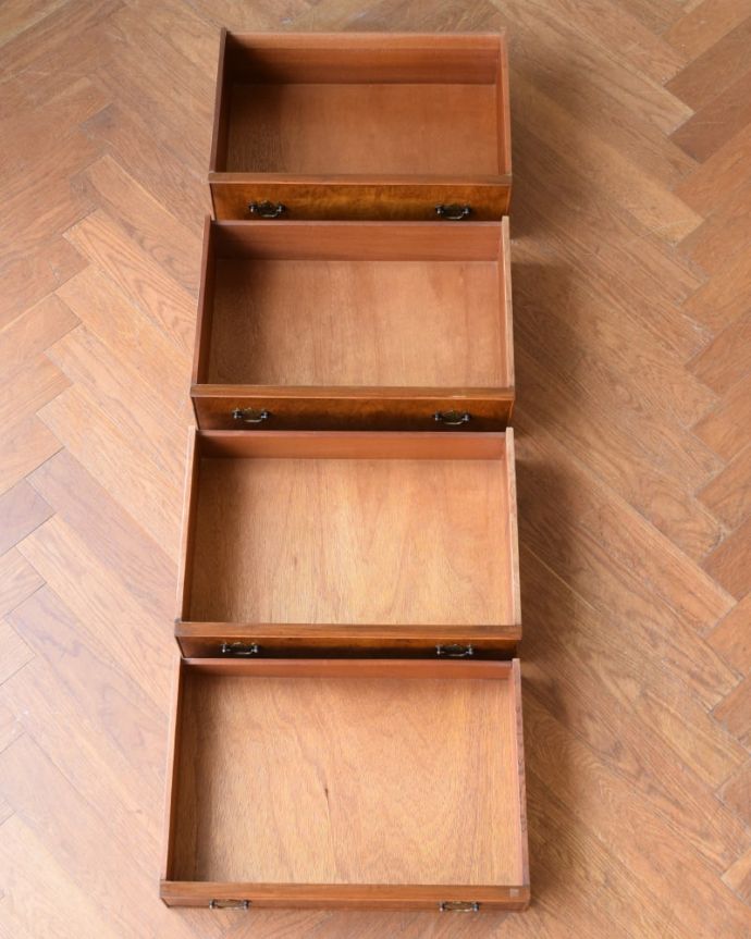 アンティークのチェスト　アンティーク家具　チェスト　キレイに修復しましたお洋服も収納できるように、引き出しの中も職人がしっかり時間をかけて修復しました。(q-2276-f)