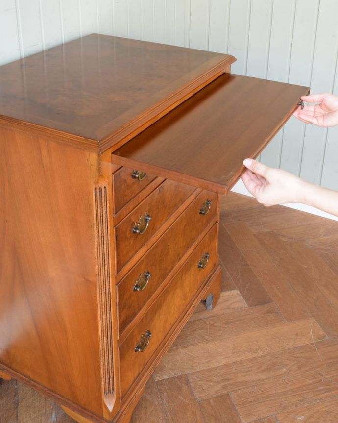 アンティークのチェスト　アンティーク家具　チェスト　便利に使える作業台付き引っ張り出すと、ちょっとモノを置いて使うのに便利なスライドトレイが出てきます。(q-2276-f)