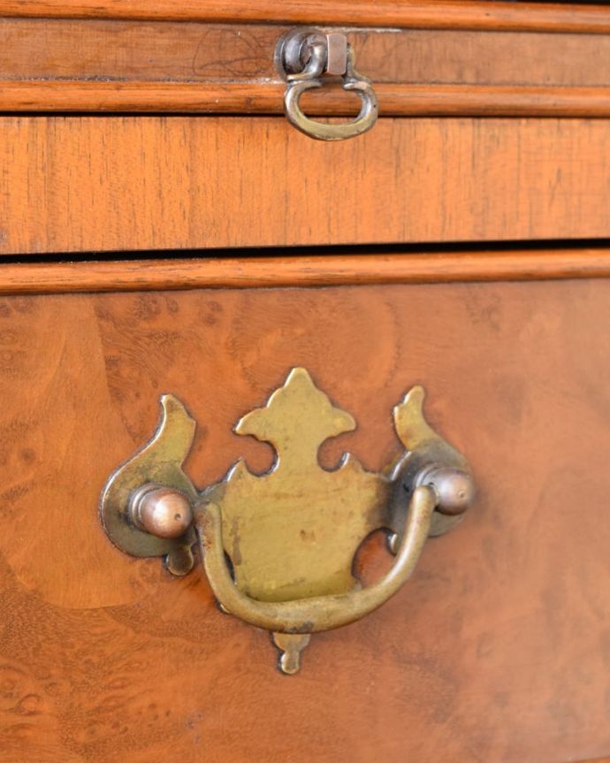 アンティークのチェスト　アンティーク家具　チェスト　アンティークらしい取っ手アンティーク家具は取っ手のデザインまで、なんだか高級感があるんですよね。(q-2276-f)