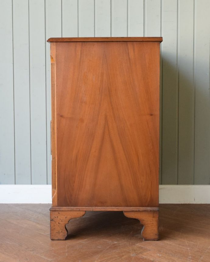 アンティークのチェスト　アンティーク家具　チェスト　横から見てもキレイですもちろん、横顔だってキレイ！どこから見ても絵になります。(q-2276-f)