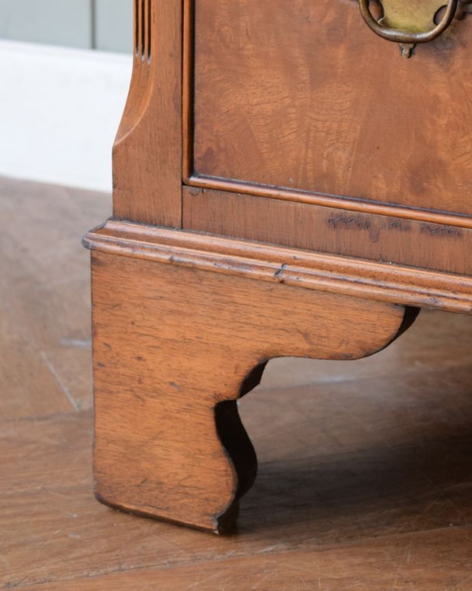 アンティークのチェスト　アンティーク家具　チェスト　女性1人でラクラク運べちゃう仕掛けHandleのアンティークは、脚の裏にフェルトキーパーをお付けしています。(q-2276-f)