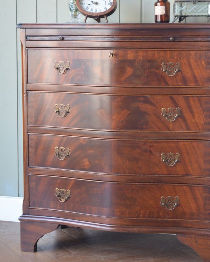 アンティークのチェスト アンティーク家具 チェスト 見た目はもちろん、実用的に使って楽しみましょうアンティークのチェストは、見た目の木の美しさはもちろん、たっぷり収納も出来る実力派なんです。(q-2277-f)