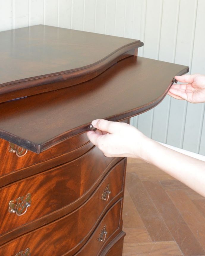 アンティークのチェスト アンティーク家具 チェスト 便利に使える作業台付き引っ張り出すと、ちょっとモノを置いて使うのに便利なスライドトレイが出てきます。(q-2277-f)