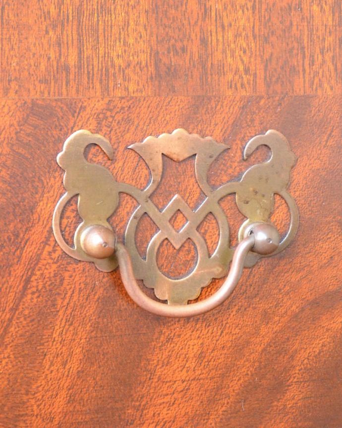 アンティークのチェスト アンティーク家具 チェスト アンティークらしい取っ手アンティーク家具は取っ手のデザインまで、なんだか高級感があるんですよね。(q-2277-f)