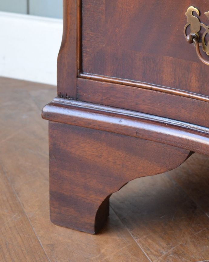 アンティークのチェスト アンティーク家具 チェスト 女性1人でラクラク運べちゃう仕掛けHandleのアンティークは、脚の裏にフェルトキーパーをお付けしています。(q-2277-f)