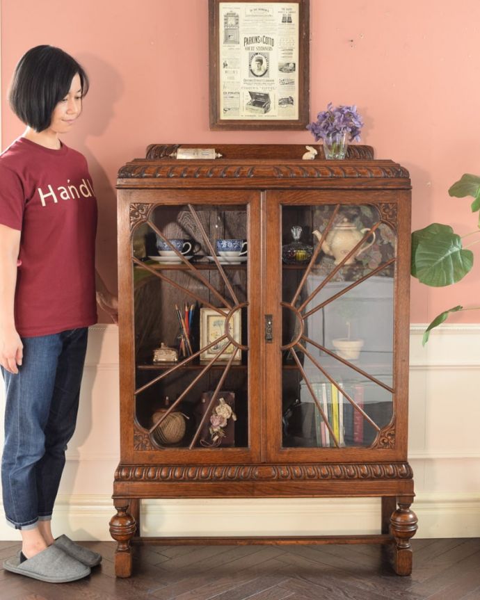 アンティークのキャビネット　アンティーク家具　ブックケース　英国らしい堂々とした風格のあるガラスキャビネット重厚感ある佇まいで、落ち着いた雰囲気を演出してくれる英国のキャビネット。(q-2278-f)