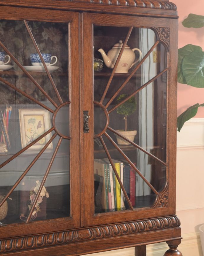 アンティークのキャビネット　アンティーク家具　ブックケース　ガラス越しに中をのぞいてみると･･･アンティークのガラスを通して中に入っているものを見ると、なんだかちょっと高級に見えるんです。(q-2278-f)