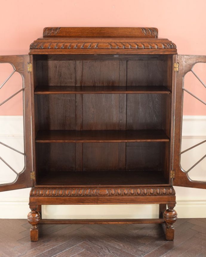 アンティークのキャビネット　アンティーク家具　ブックケース　扉を開けると･･･重い本がたっぷり収納できるように頑丈に作られています。(q-2278-f)