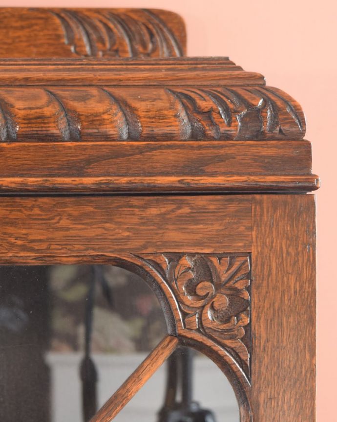 アンティークのキャビネット　アンティーク家具　ブックケース　ここの彫も最上級の美しさいろんな部分の美しさが重なり合って、最上級の美しさを醸し出してくれます。(q-2278-f)