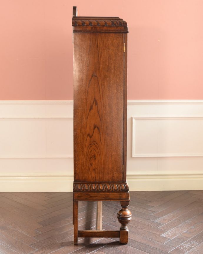 アンティークのキャビネット　アンティーク家具　ブックケース　横から見てもステキ横顔だって英国アンティークらしくカッコイイんです。(q-2278-f)