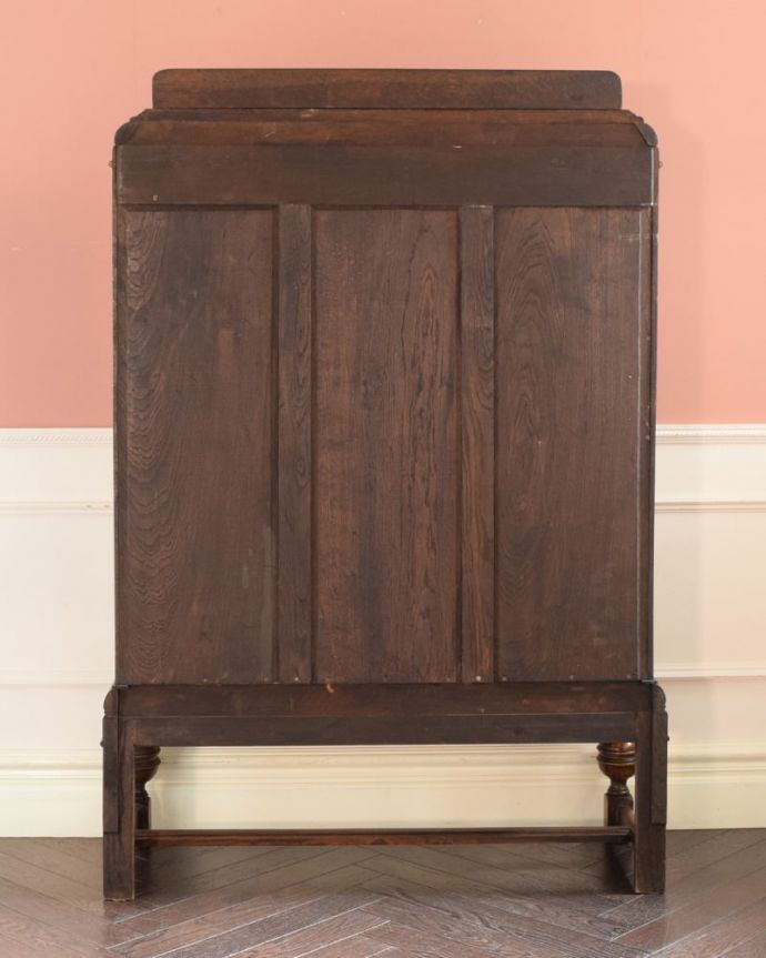 アンティークのキャビネット　アンティーク家具　ブックケース　後姿もキレイですアンティークは新品ではないので、もちろん経年変化によるキズはありますが、専門の職人が修復したので後ろ姿までキレイです。(q-2278-f)