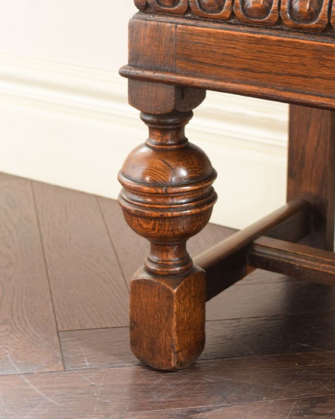 アンティークのキャビネット　アンティーク家具　ブックケース　女性1人でラクラク運べちゃう仕掛けHandleのアンティークは、脚の裏にフェルトキーパーをお付けしています。(q-2278-f)