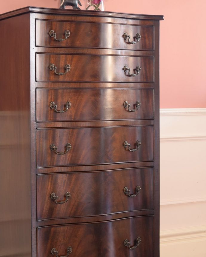 アンティーク家具らしさが漂う杢目