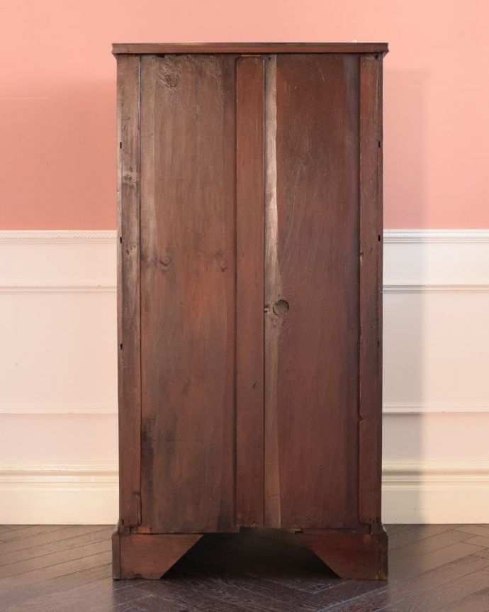 チェストの後ろ姿