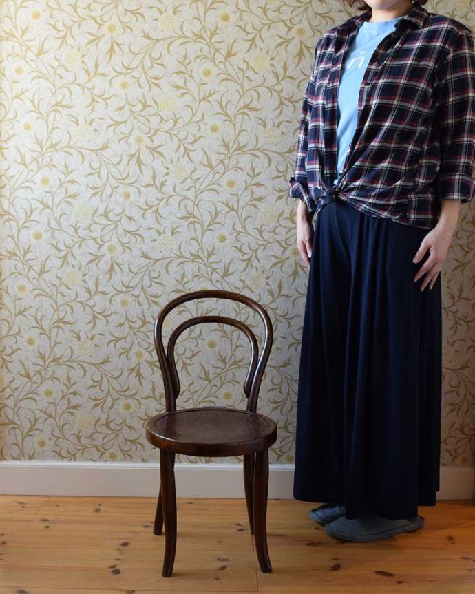 ベントウッドチェア　アンティーク チェア　座面の模様が素敵なチャイルドチェア、アンティークのベントウッドチェア。一本の木をぐにゅっと曲げたベントウッドチェア背もたれのデザインが特長のベントウッドチェア。(q-228-c)