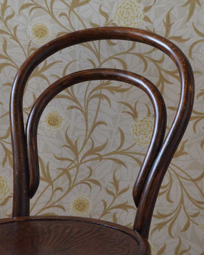 ベントウッドチェア　アンティーク チェア　座面の模様が素敵なチャイルドチェア、アンティークのベントウッドチェア。美しいだけじゃなくて強い！背もたれは木を切り出しているのではなく、1本の木材を蒸気で蒸して曲げているので、繊維が断ち切られず粘りがあって丈夫なんです。(q-228-c)