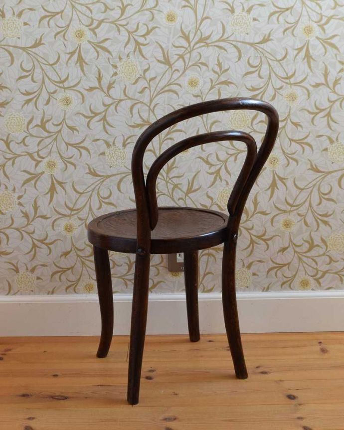ベントウッドチェア　アンティーク チェア　座面の模様が素敵なチャイルドチェア、アンティークのベントウッドチェア。後ろ姿にも自信があります！アンティークは新品ではないので経年変化によるキズはありますが、しっかり修復して組み直したので安心して座って頂けます。(q-228-c)