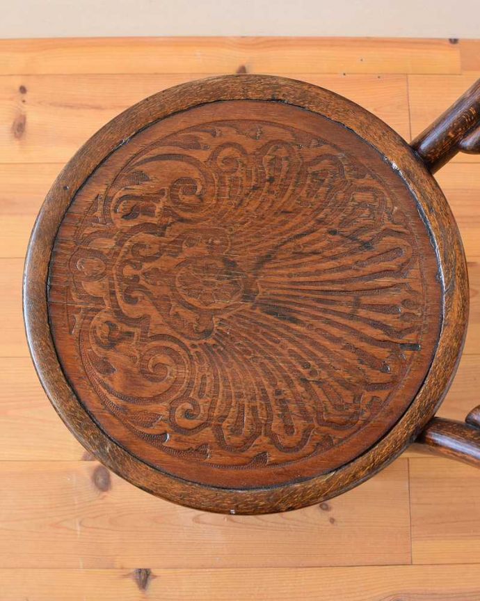 ベントウッドチェア　アンティーク チェア　座面の模様が素敵なチャイルドチェア、アンティークのベントウッドチェア。座面にも個性があります背もたれだけじゃなく座面にも注目！ベントウッドの座面はいろんなデザインがあって面白いんです。(q-228-c)