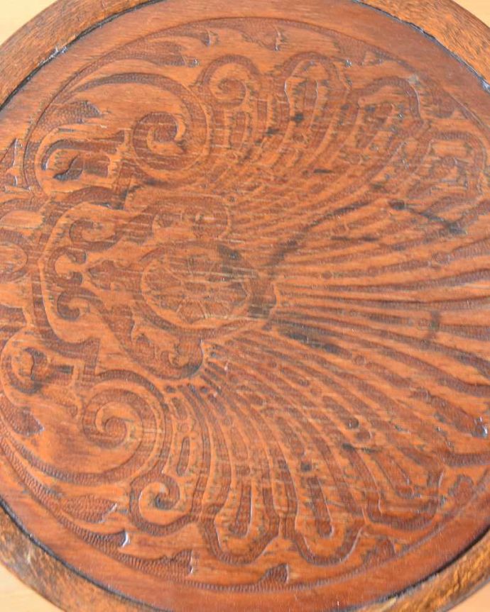 ベントウッドチェア　アンティーク チェア　座面の模様が素敵なチャイルドチェア、アンティークのベントウッドチェア。近くで見てみるとそれぞれ模様が違うベントウッドチェアの座面。(q-228-c)