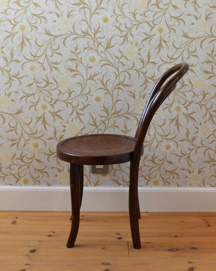 ベントウッドチェア　アンティーク チェア　座面の模様が素敵なチャイルドチェア、アンティークのベントウッドチェア。横顔も英国らしいカッコよさ英国のパブの雰囲気たっぷりのベントウッドチェアは、横から見てもカッコイイんです。(q-228-c)