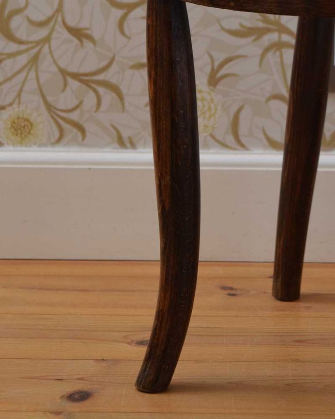 ベントウッドチェア　アンティーク チェア　座面の模様が素敵なチャイルドチェア、アンティークのベントウッドチェア。移動もラクラクHandleのアンティークチェアの脚の裏には、フェルトキーパーをお付けしていますので、床を滑らせてお使い頂けます。(q-228-c)