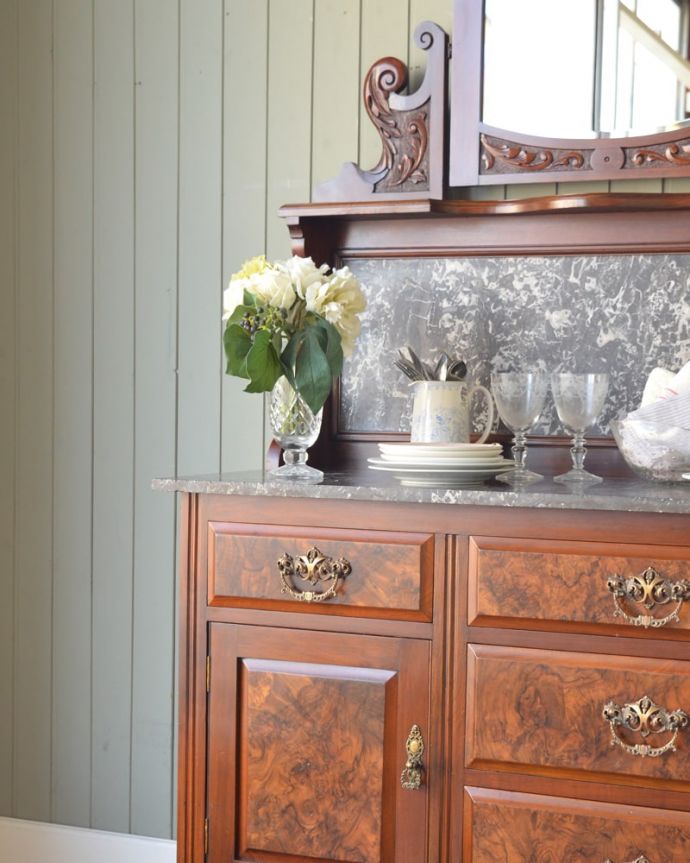 サイドボード アンティーク家具 ウォッシュスタンド タイルと天然大理石の美しいコラボ洗面器を置いて顔や手を洗う用に使っていた家具には、水が弾いてもいいようにタイルと天然大理石の贅沢な素材が使われています。(q-2280-f)