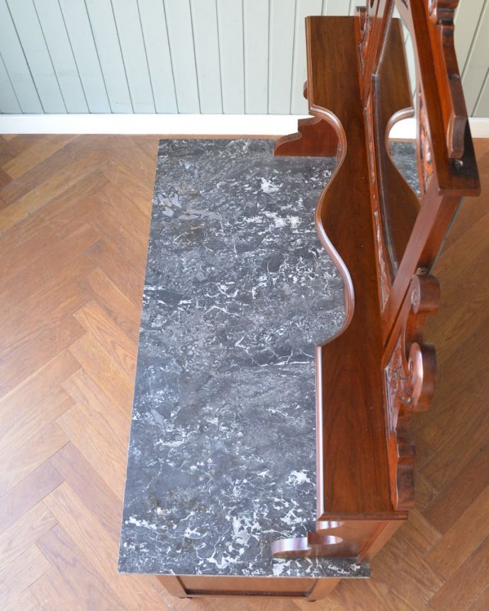 サイドボード アンティーク家具 ウォッシュスタンド 天然大理石を使った贅沢な天板天板には女性の憧れ、天然の大理石が使われている贅沢な家具です。(q-2280-f)