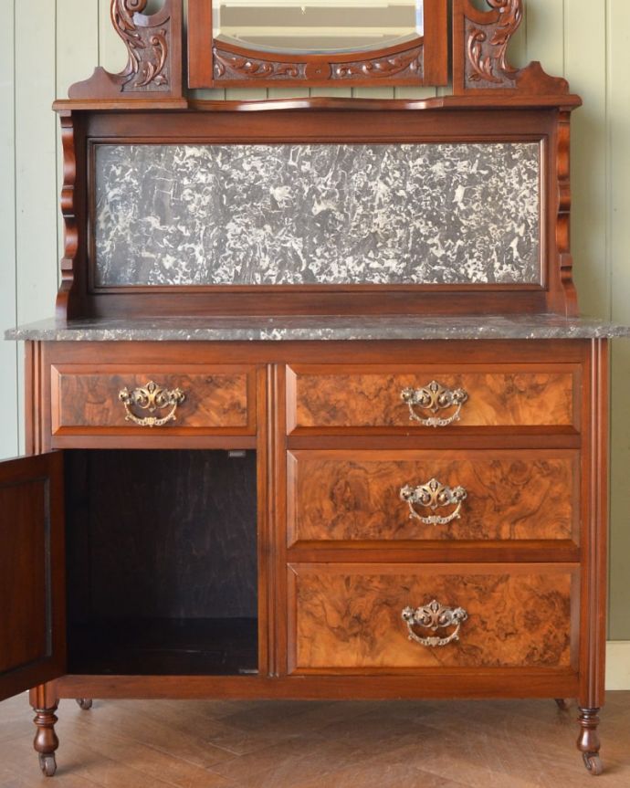 サイドボード アンティーク家具 ウォッシュスタンド 扉を開いた中もキレイです。(q-2280-f)