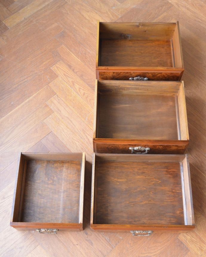 サイドボード アンティーク家具 ウォッシュスタンド 引き出しの中もキレイに修復しました!タオルやリネンなどを入れて使っていた引き出しも、もちろん職人がキレイにお直しました。(q-2280-f)