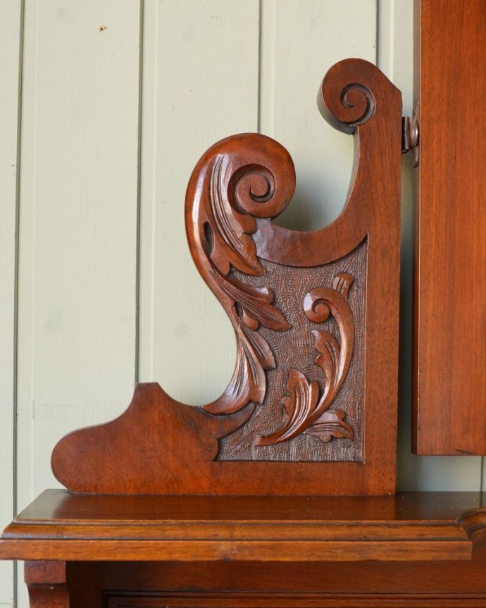 サイドボード アンティーク家具 ウォッシュスタンド 惚れ惚れするような美しさとっても堅い無垢材に一体どうやって彫っていったんでしょう?アンティークらしく細かい彫りを眺めているだけでうっとりしてしまいます。(q-2280-f)