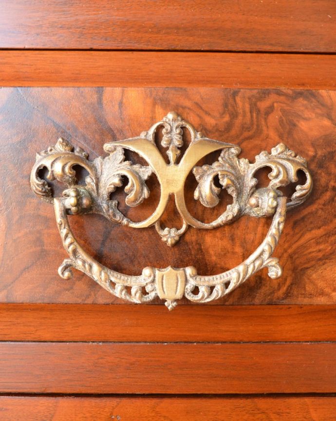 サイドボード アンティーク家具 ウォッシュスタンド 開ける度になんだかワクワク引き出しの取っ手も可愛いデザイン。(q-2280-f)