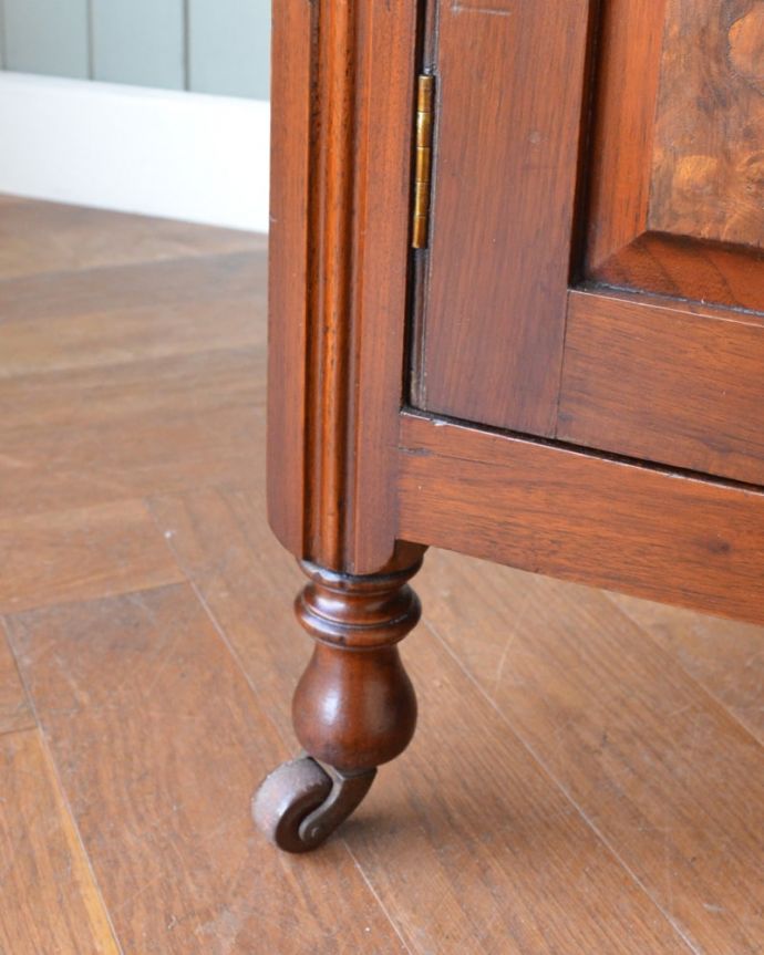 サイドボード アンティーク家具 ウォッシュスタンド 女性1人でラクラク運べちゃうんです足先にはキャスターも付いています。(q-2280-f)