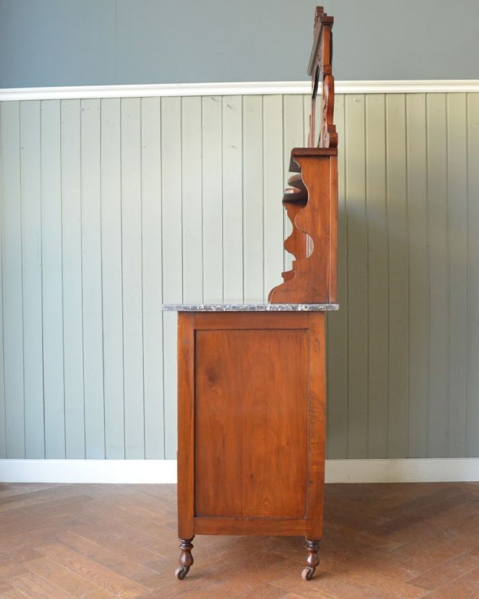 サイドボード アンティーク家具 ウォッシュスタンド 横から見てもステキもちろん、横から見てもキレイに仕上がっています。(q-2280-f)