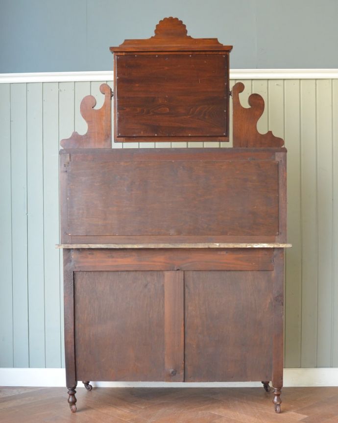 サイドボード アンティーク家具 ウォッシュスタンド キレイに修復しました!アンティークは新品ではないので、経年変化によるキズはありますが、専門の職人がキレイにお直しをしているので、後姿もキレイです。(q-2280-f)