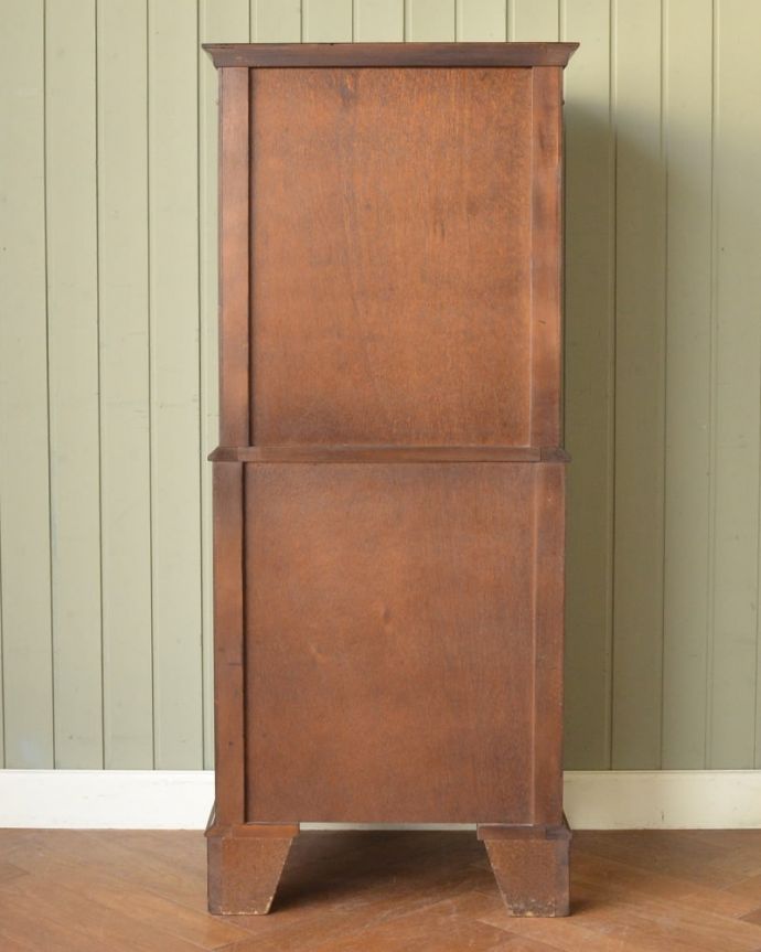 チェストの後ろ姿