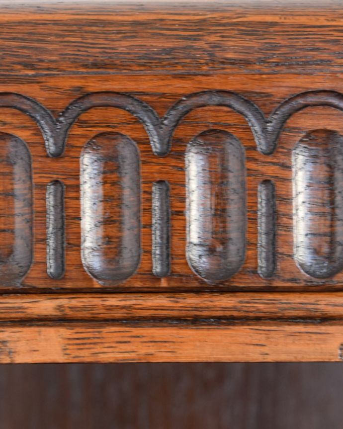 アンティークのキャビネット アンティーク家具 ブックシェルフ 惚れ惚れしちゃう美しさこんなに堅い無垢材に一体どうやって彫ったんだろう?と不思議になるくらい細かい彫にうっとりです。(q-2282-f)