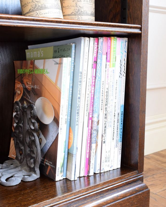 アンティークのキャビネット アンティーク家具 ブックシェルフ たっぷり収納出来ちゃう優れものA4サイズの雑誌までしっかり収納できるので、いろんなものを入れて自由に使って下さい。(q-2282-f)